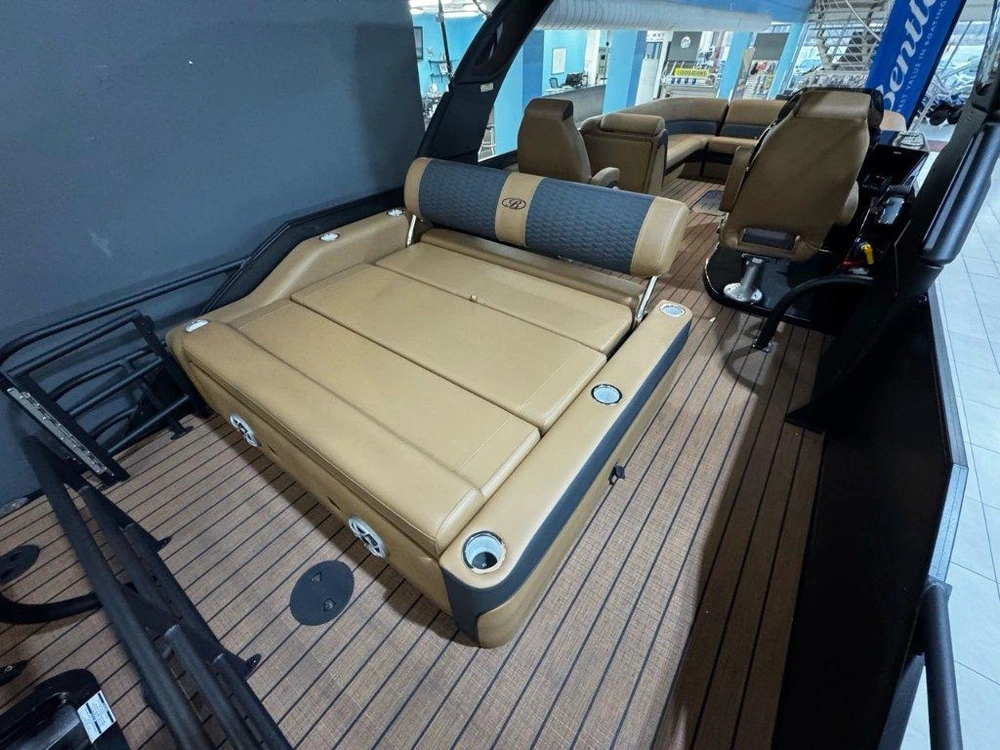 Bentley Elite 253 Swingback 2026 alt