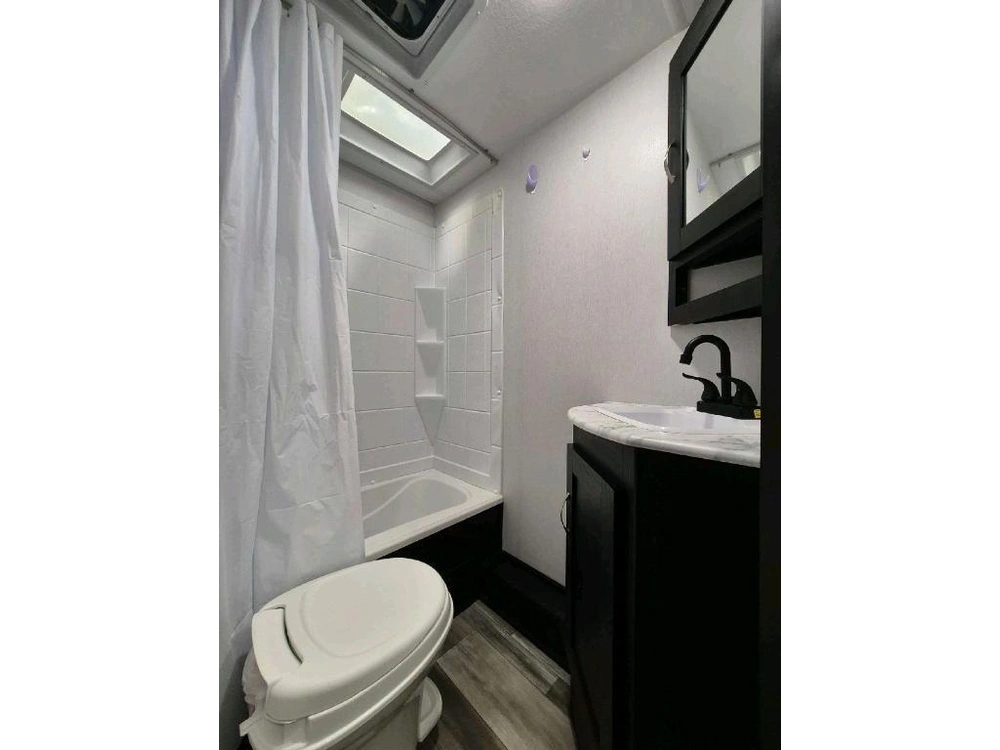 Coachmen Freedom Express 287bhds 2022 alt