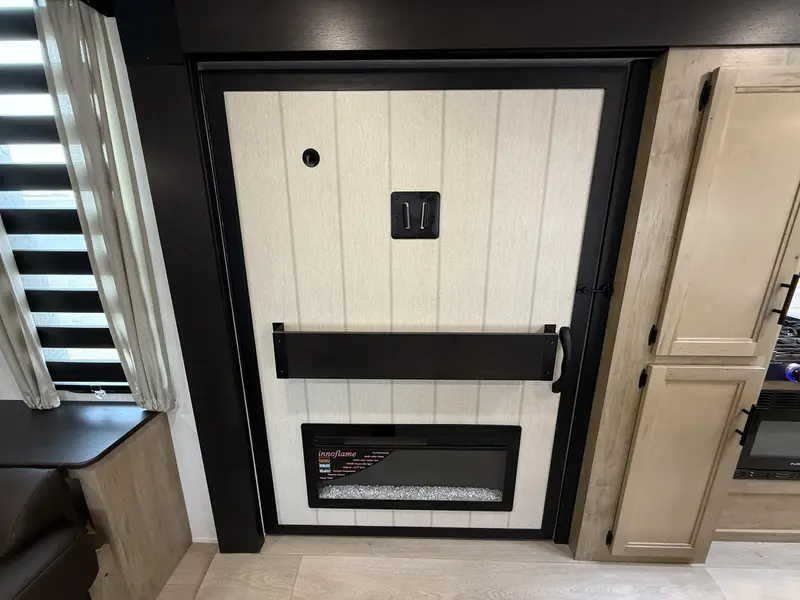 Cherokee 273XLK Wolf Den 2026