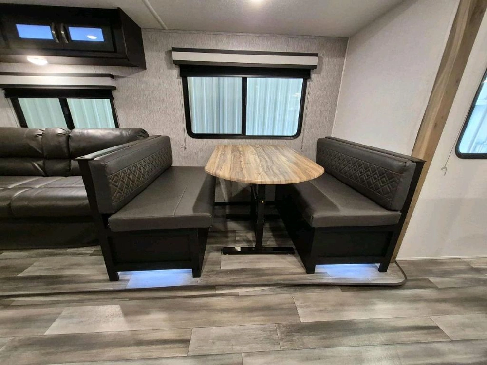 Coachmen Freedom Express 287bhds 2022 alt