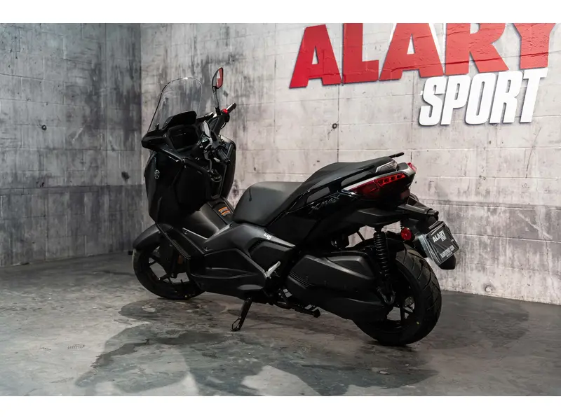 2025 Yamaha XMAX thumbnail 3