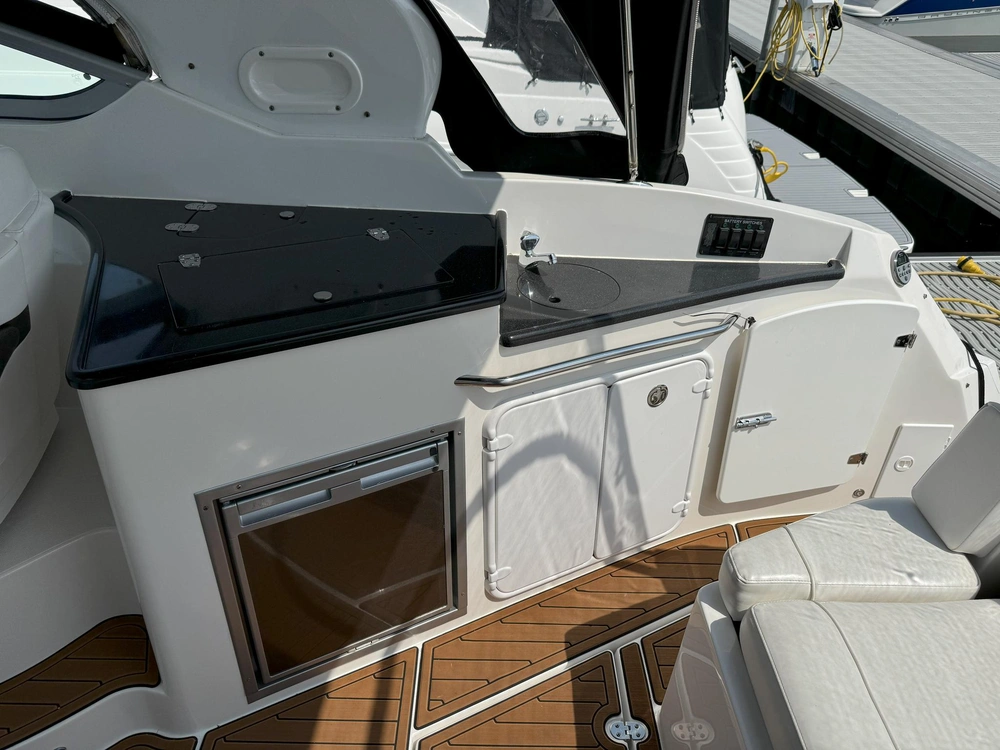 2010 Rinker Boat Co 310 alt