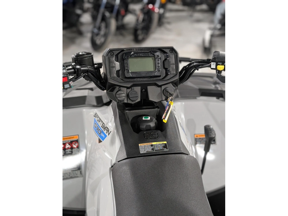 Polaris Sportsman 570 Ghost Gray | 🌍 Concurrents : Outlander 570 / Grizzly 700 🌍 | 2026 alt