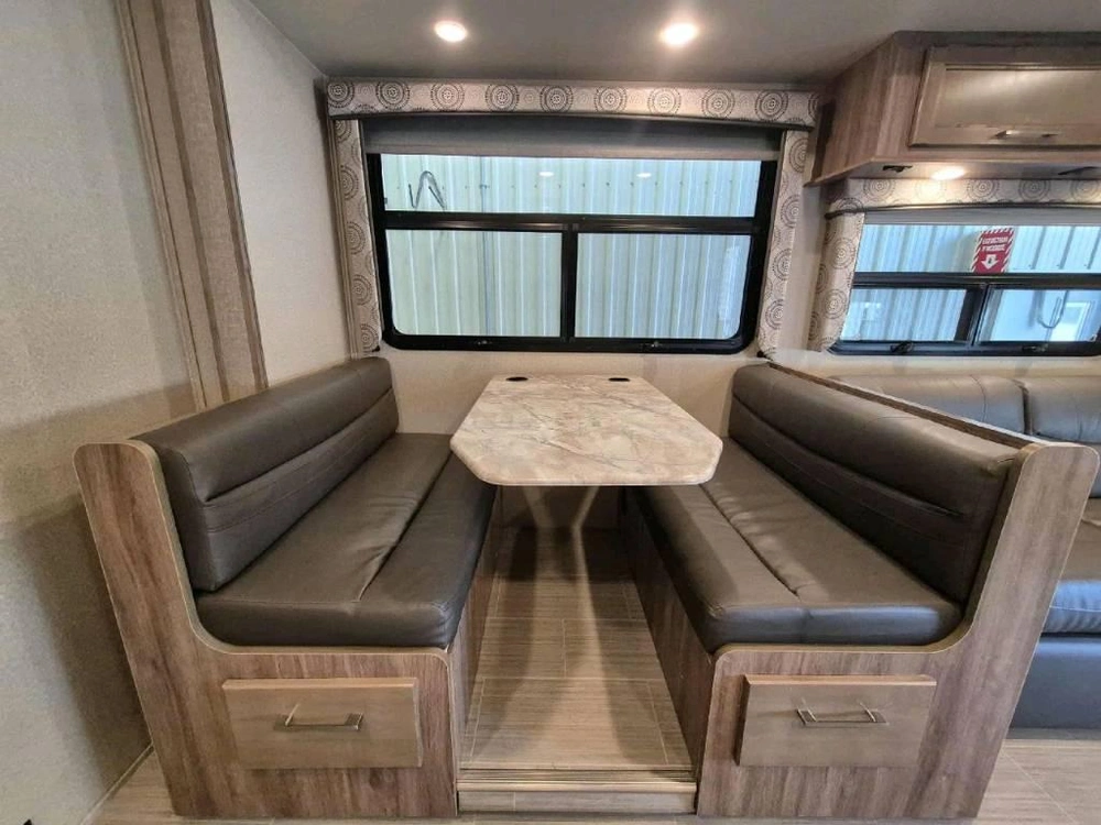 Entegra Coach Odyssey 29v 2020 alt