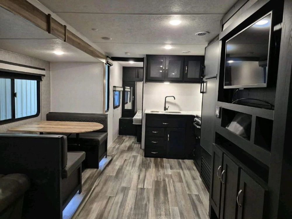 Coachmen Freedom Express 287bhds 2022 alt