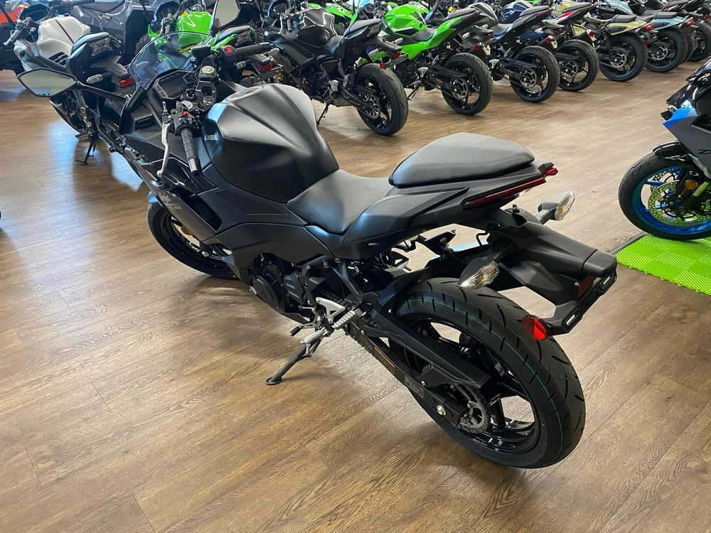 2026 Kawasaki Ninja 500 Base alt