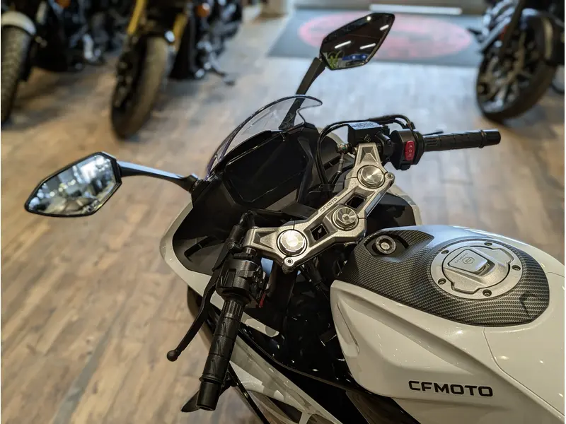 2026 CFMOTO 300SS // Nebula White thumbnail 8