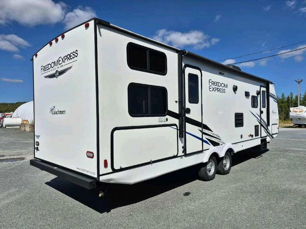 Coachmen Freedom Express 287bhds 2022 alt