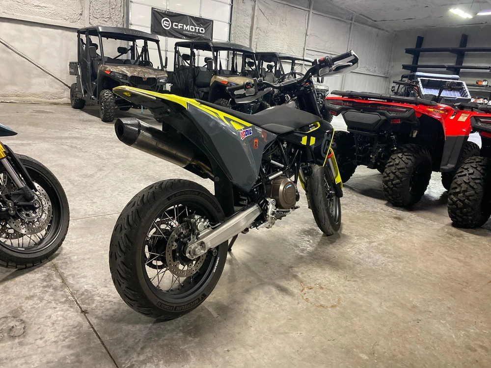 2023 Husqvarna Supermoto 701 alt