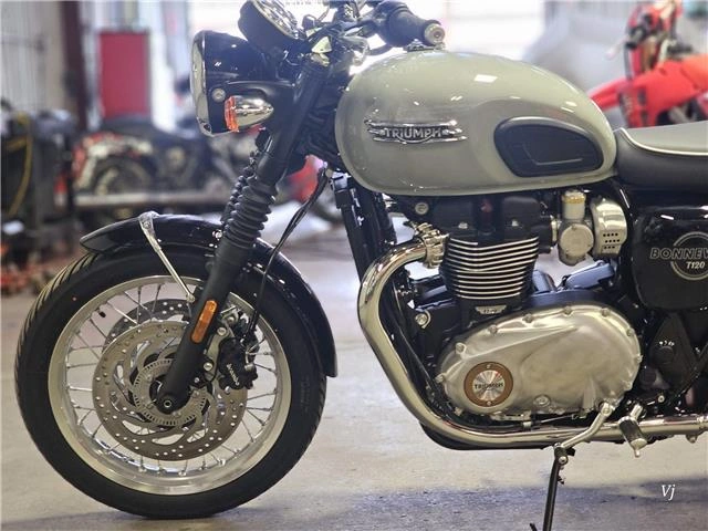 2026 Triumph Bonneville T120 alt