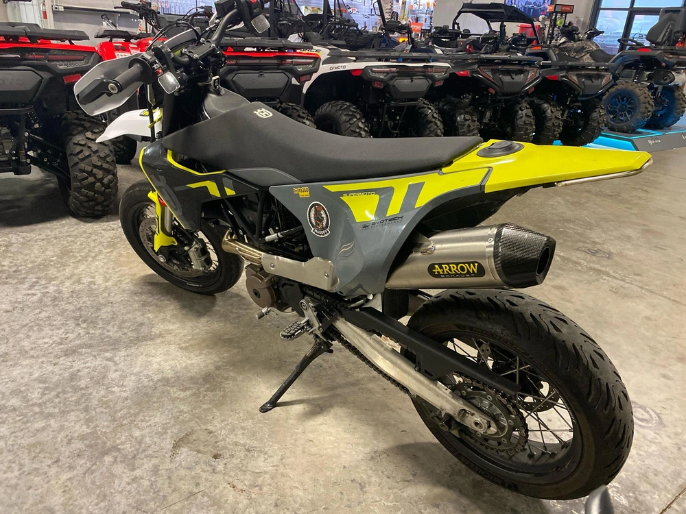 2023 Husqvarna Supermoto 701 alt