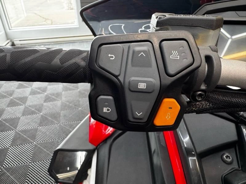 Polaris 650 Indy Adventure 137 2023 alt