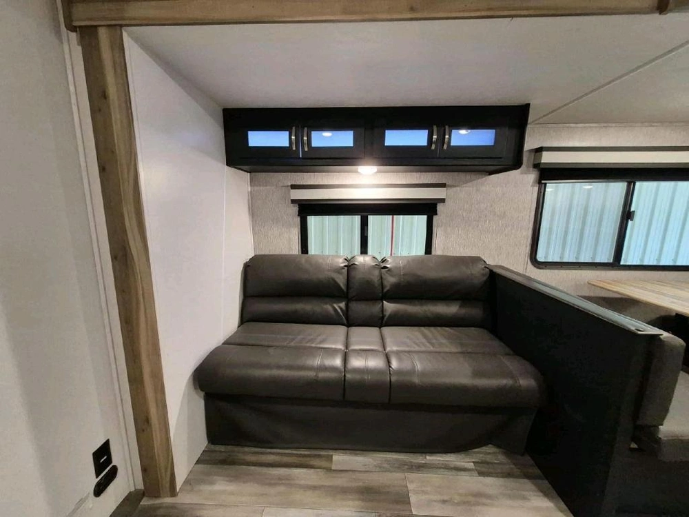 Coachmen Freedom Express 287bhds 2022 alt