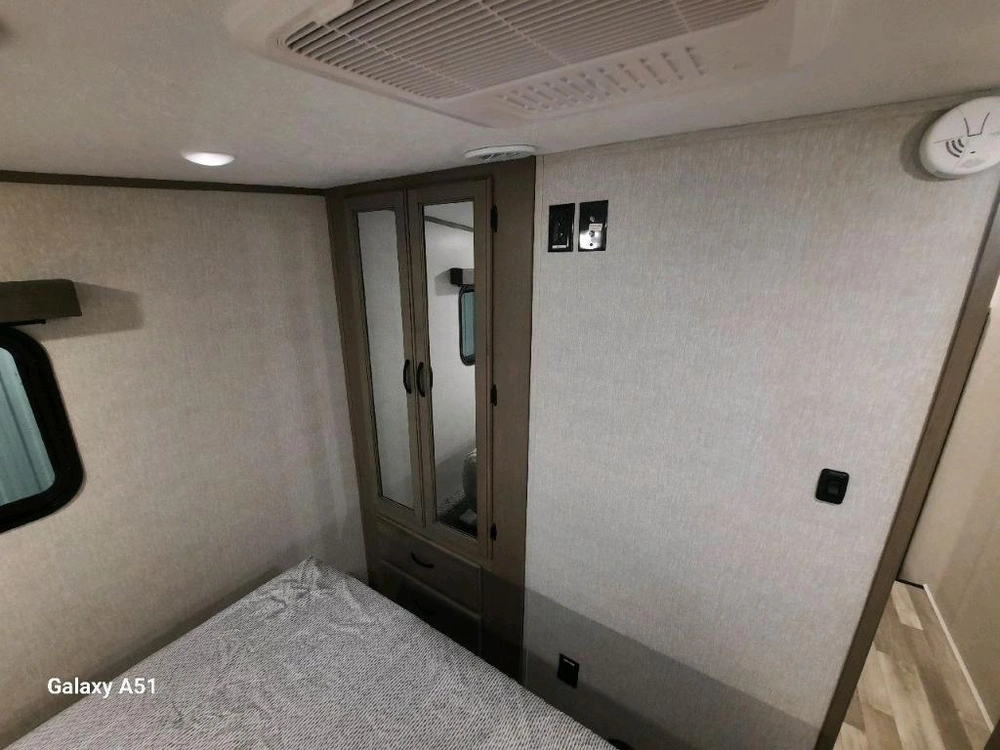 Coachmen Chaparal 25re 2023 alt