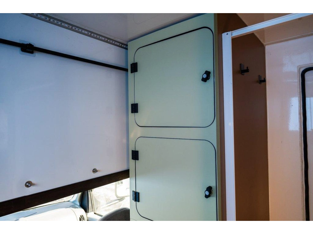 Ford E450 Paralander 2006 alt