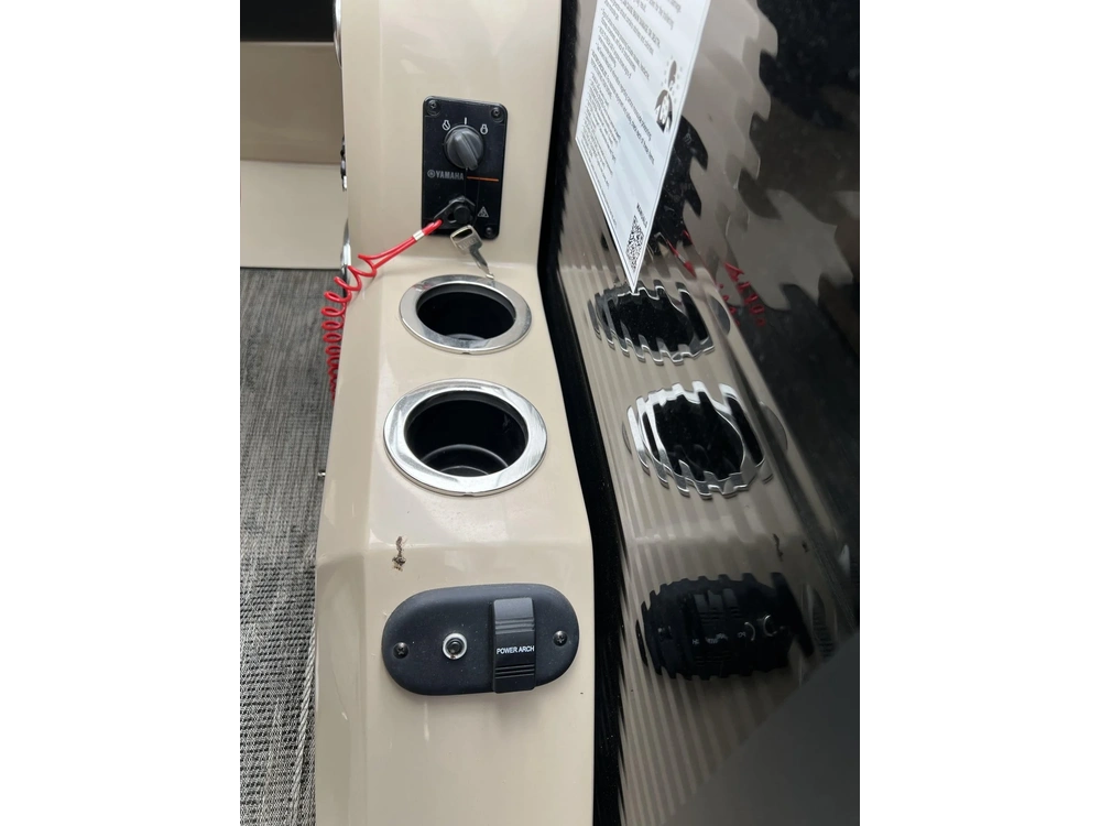 2022 Godfrey Marine Mc235rl alt