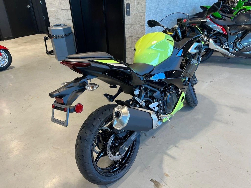 2026 Kawasaki Ninja® 500 Abs Metallic Yellowish Green/ebony alt