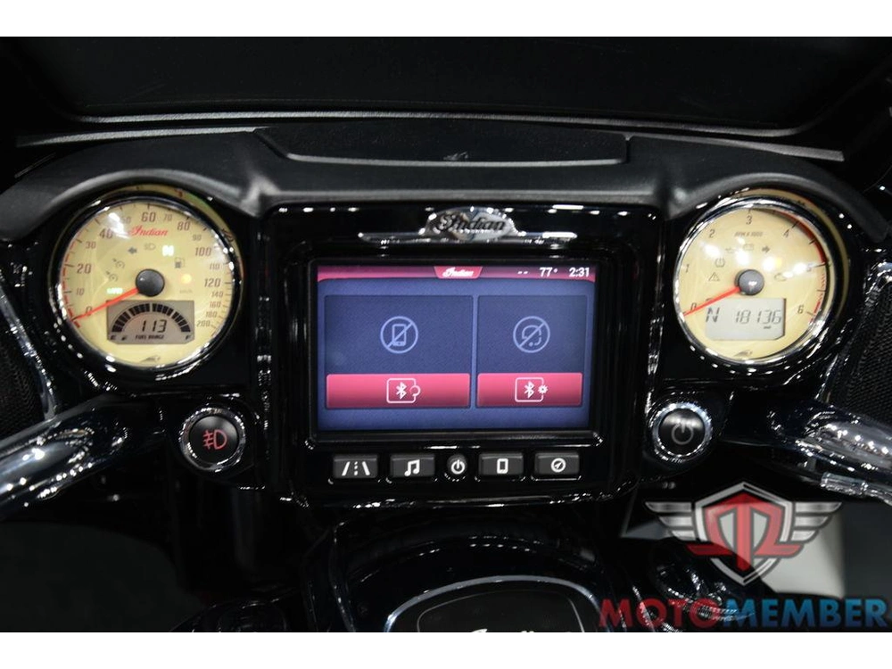 2017 Indian Motorcycle Roadmaster® Thunder Black Over Ivory Cream alt