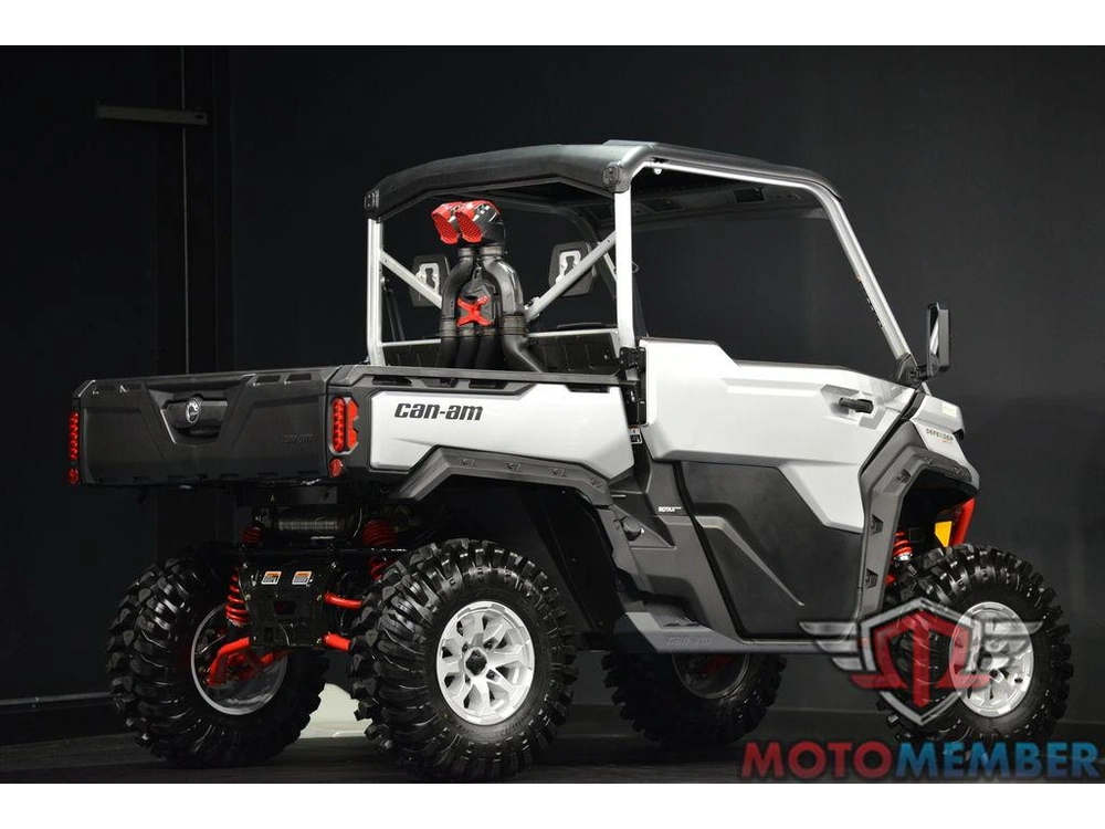 2025 Can-am Defender X Mr With Half-doors Hd10 Hyper Silver & Legion Red alt