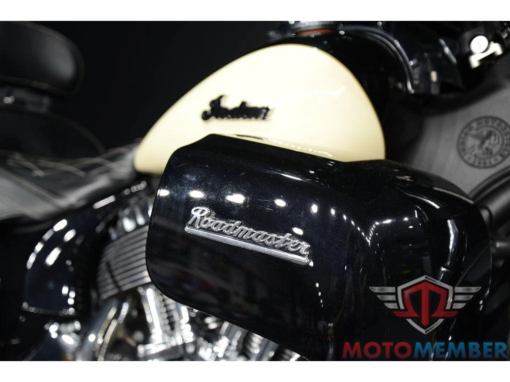 2017 Indian Motorcycle Roadmaster® Thunder Black Over Ivory Cream alt