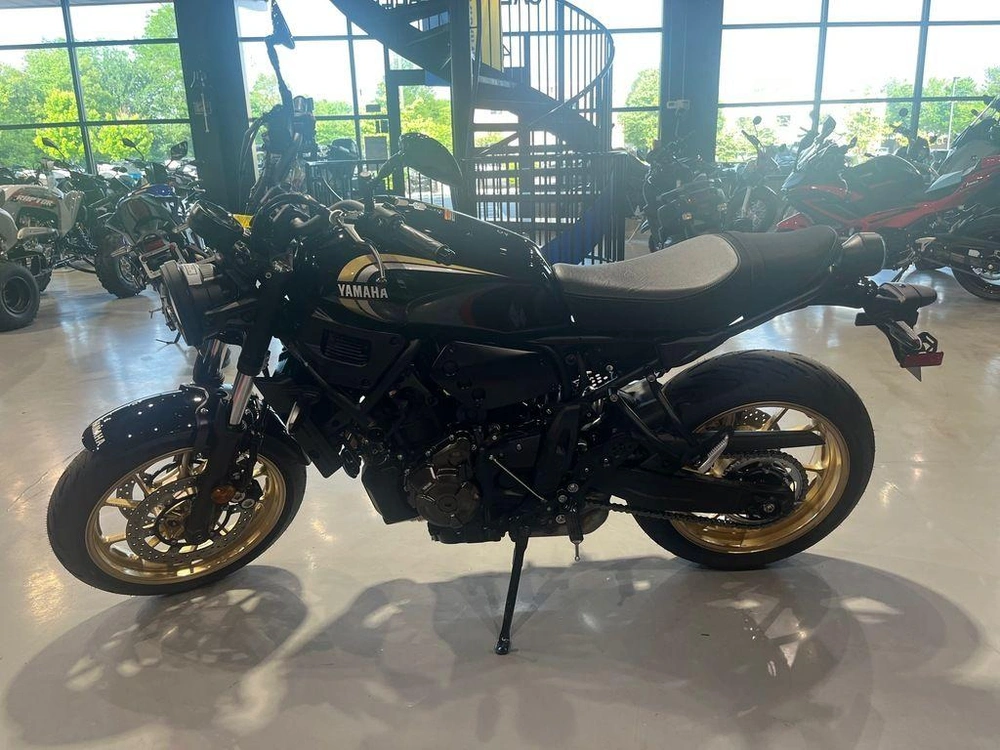 2025 Yamaha Xsr700 alt