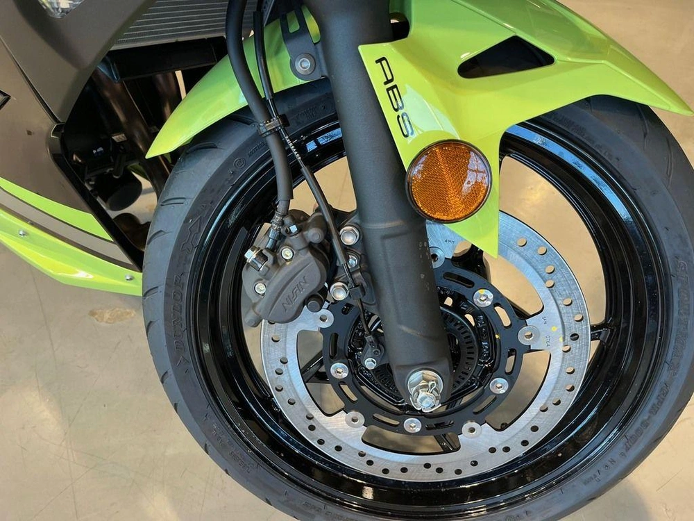2026 Kawasaki Ninja® 500 Abs Metallic Yellowish Green/ebony alt