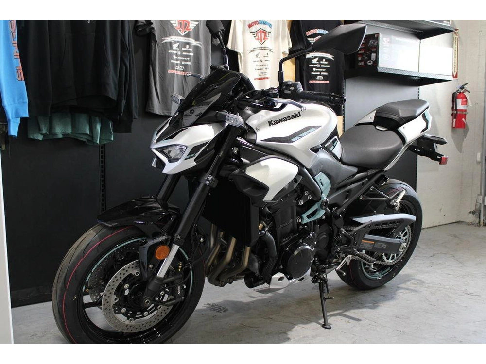2025 Kawasaki Z900 Abs Galaxy Silver/metallic Spark Black alt