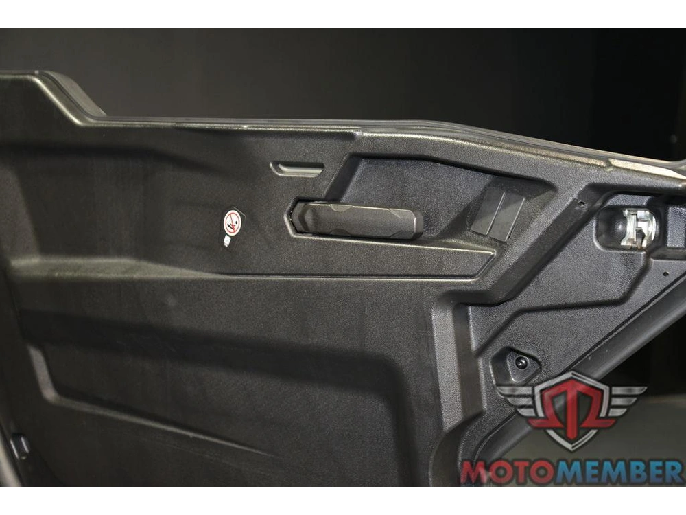 2025 Can-am Defender X Mr With Half-doors Hd10 Hyper Silver & Legion Red alt