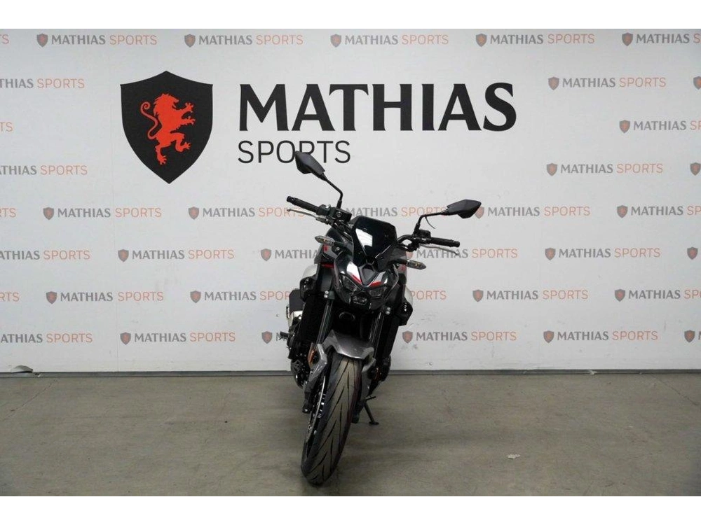 Kawasaki Z900 2025 alt