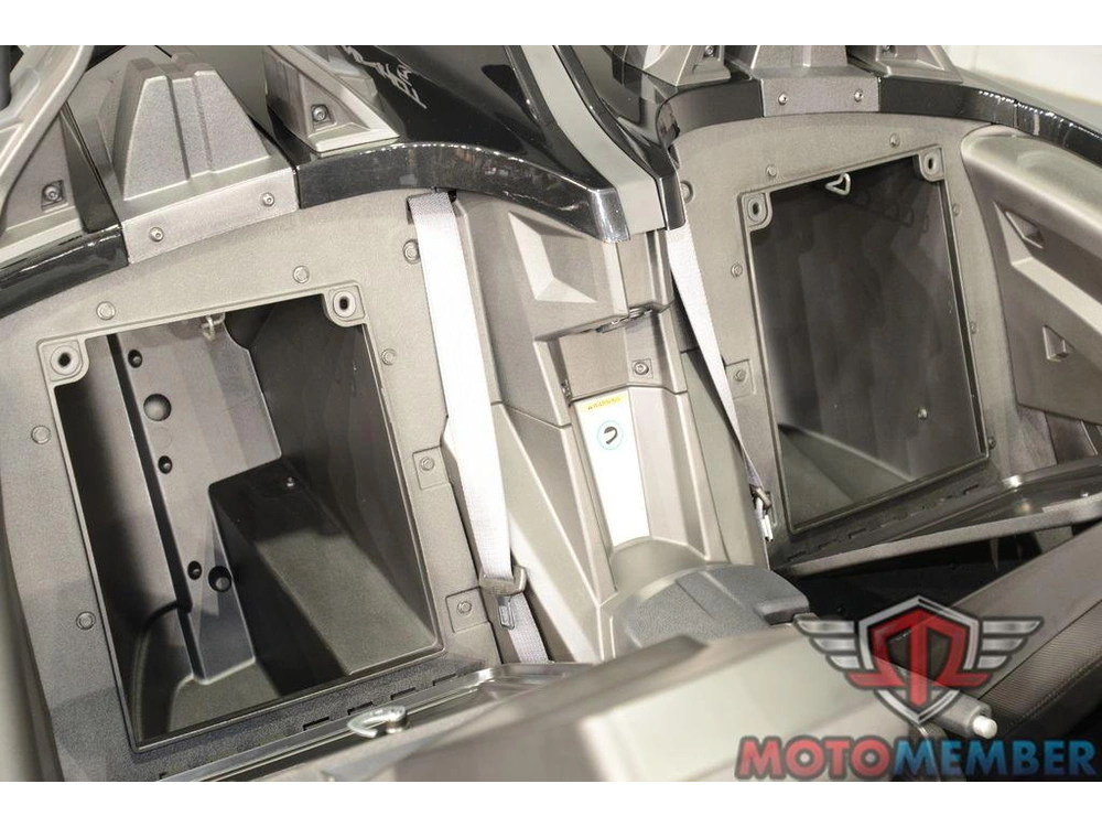 2024 Slingshot Slingshot® S W/ Technology Package I Jet Black alt