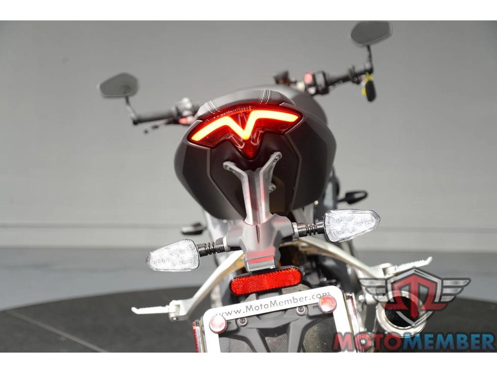 2022 Triumph Speed Triple 1200 Rs Matte Silver Ice alt