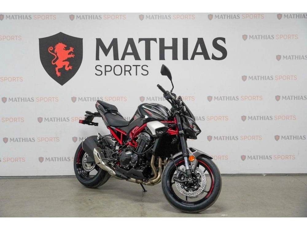 Kawasaki Z900 2025 alt