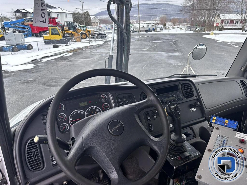 Freightliner M2-106 2011 alt