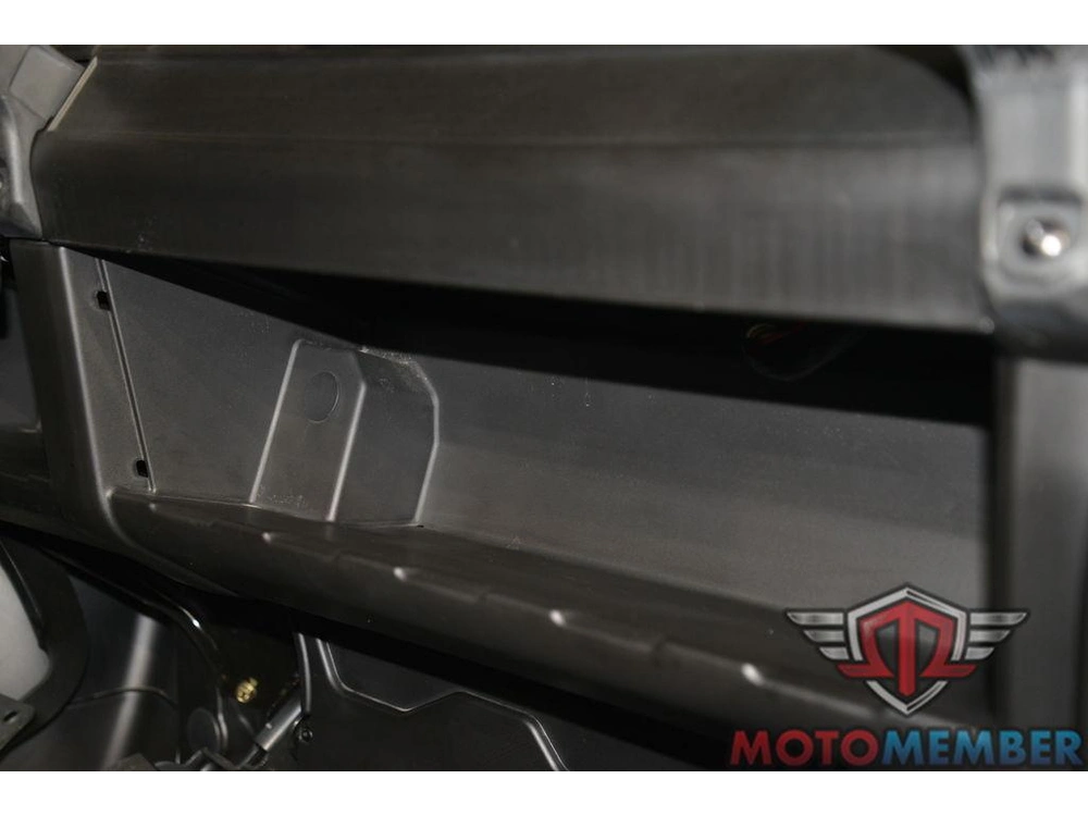 2025 Can-am Defender X Mr With Half-doors Hd10 Hyper Silver & Legion Red alt