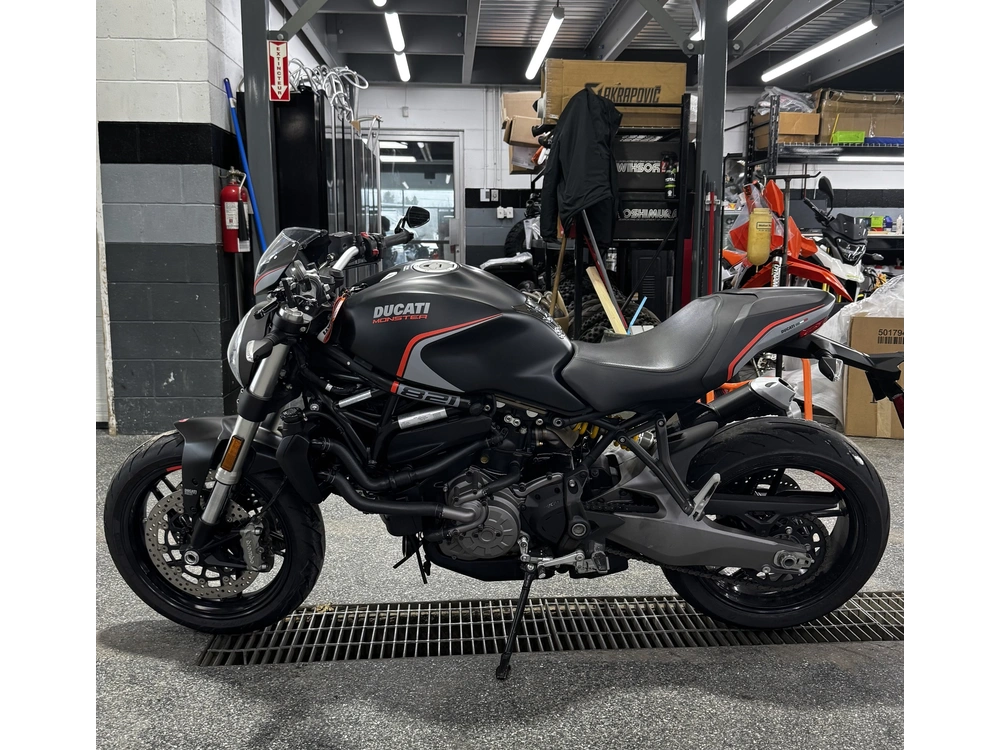Ducati Monster 821 Stealth 2019 alt