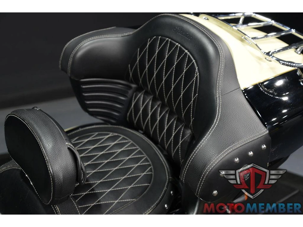 2017 Indian Motorcycle Roadmaster® Thunder Black Over Ivory Cream alt