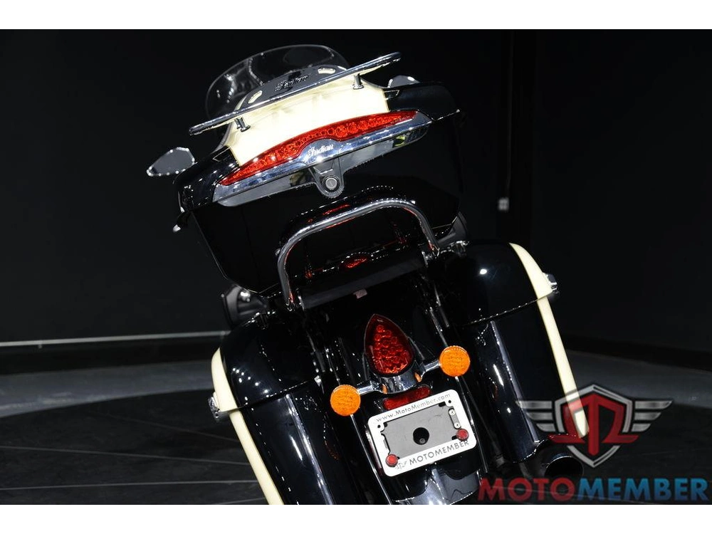 2017 Indian Motorcycle Roadmaster® Thunder Black Over Ivory Cream alt