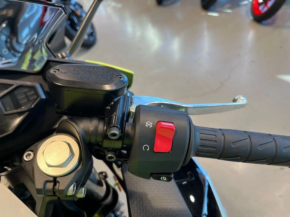 2026 Kawasaki Ninja® 500 Abs Metallic Yellowish Green/ebony alt