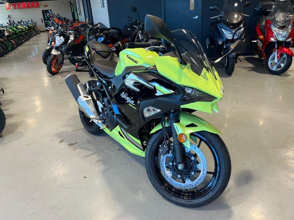 2026 Kawasaki Ninja® 500 Abs Metallic Yellowish Green/ebony alt