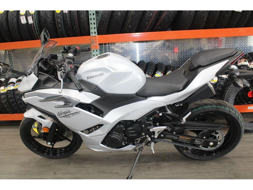 2025 Kawasaki Ninja® 500 alt