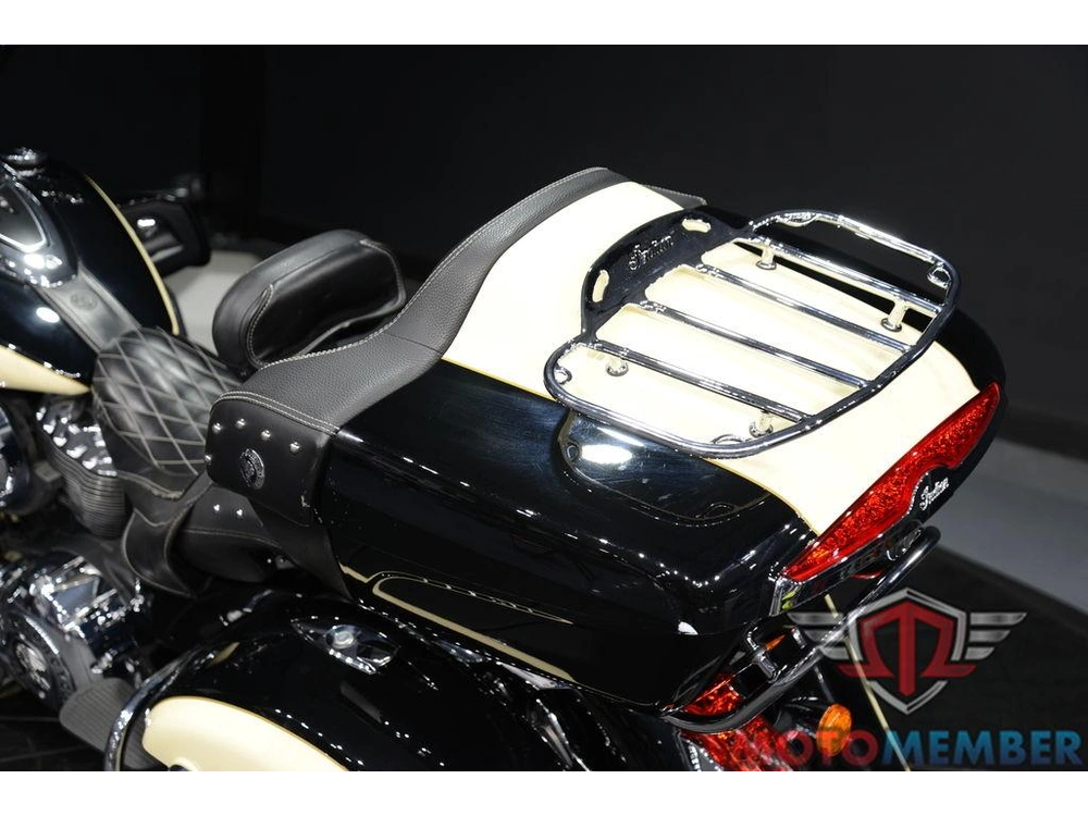 2017 Indian Motorcycle Roadmaster® Thunder Black Over Ivory Cream alt
