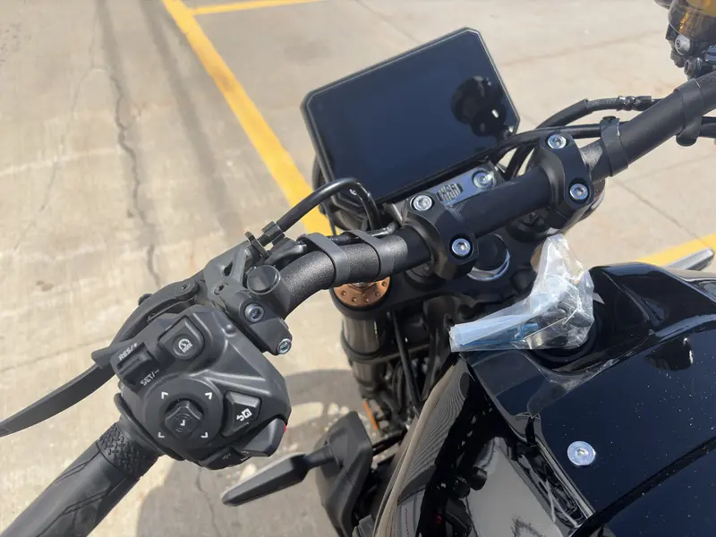 2026 Yamaha XSR900 thumbnail 8