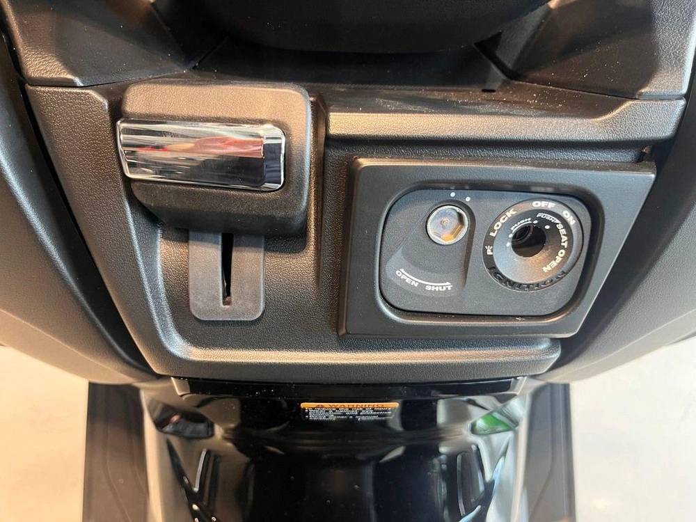 2026 Suzuki Burgman 400 alt