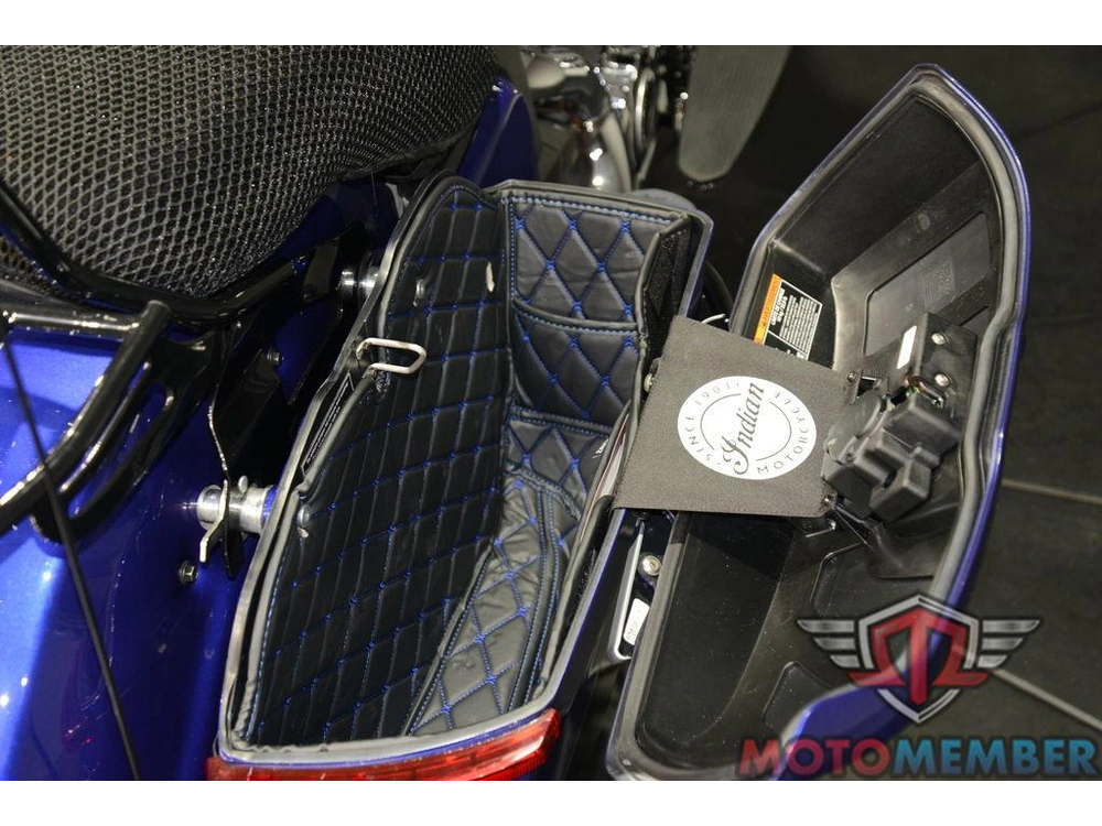 2023 Indian Motorcycle Challenger® Limited Spirit Blue Metallic / Black Metallic alt