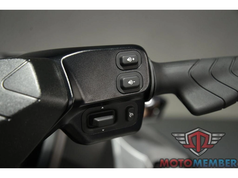 2026 Sea-doo Gtx™ Limited 325 White Pearl Premium alt