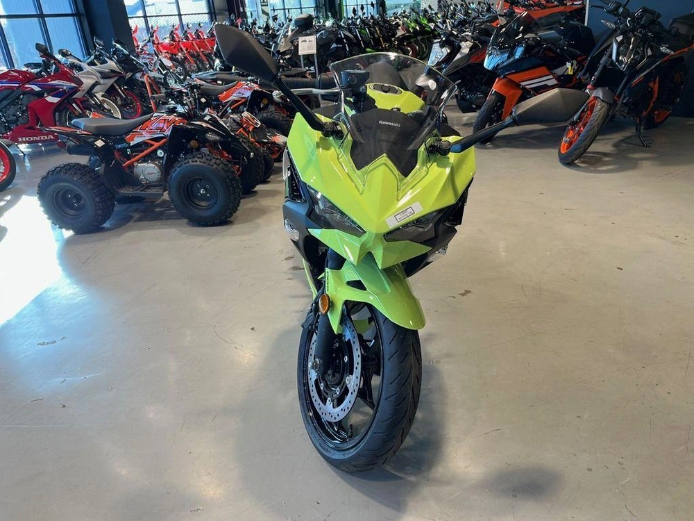 2026 Kawasaki Ninja® 500 Abs Metallic Yellowish Green/ebony alt