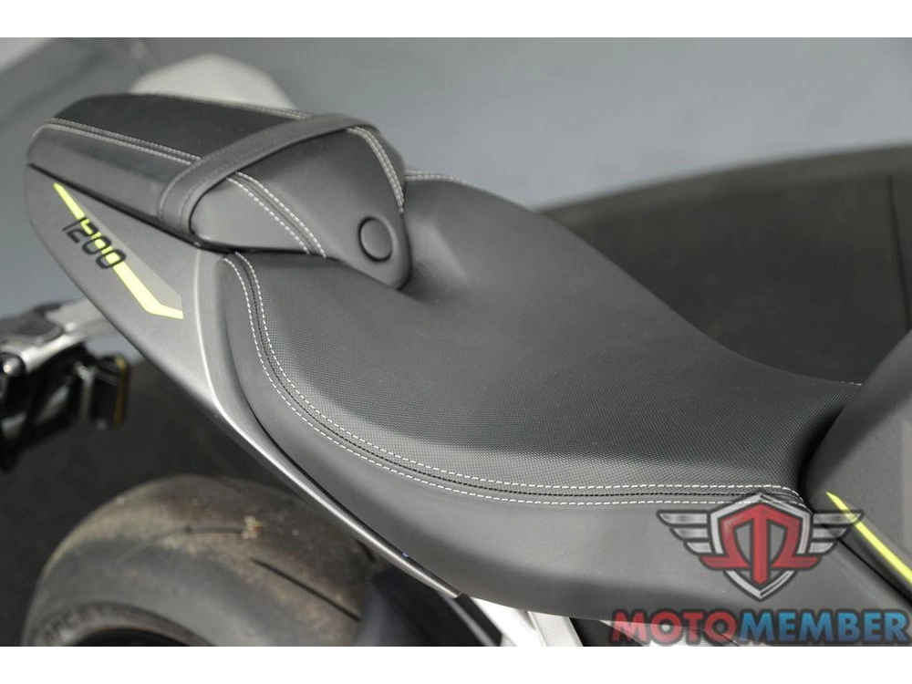 2022 Triumph Speed Triple 1200 Rs Matte Silver Ice alt