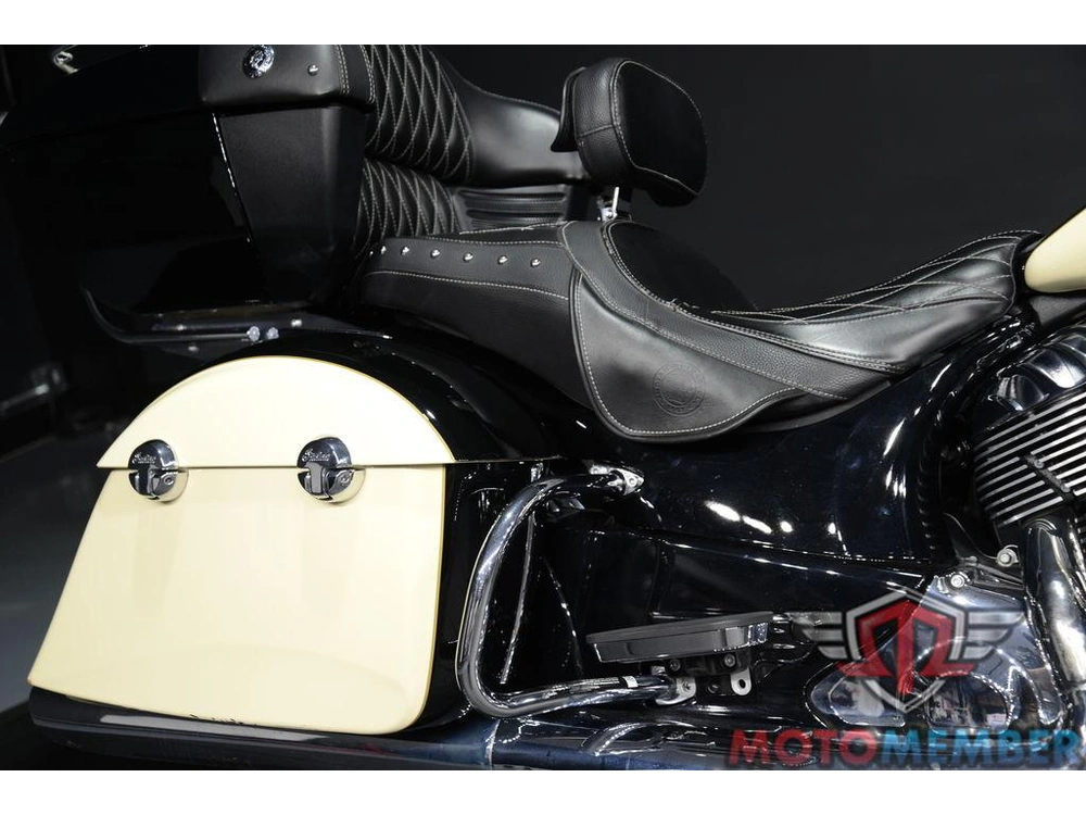 2017 Indian Motorcycle Roadmaster® Thunder Black Over Ivory Cream alt