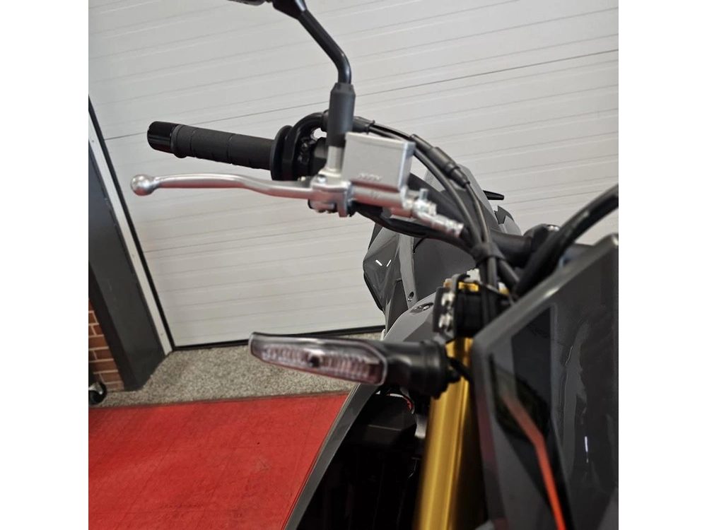 2026 Suzuki Dr-z 4sm alt