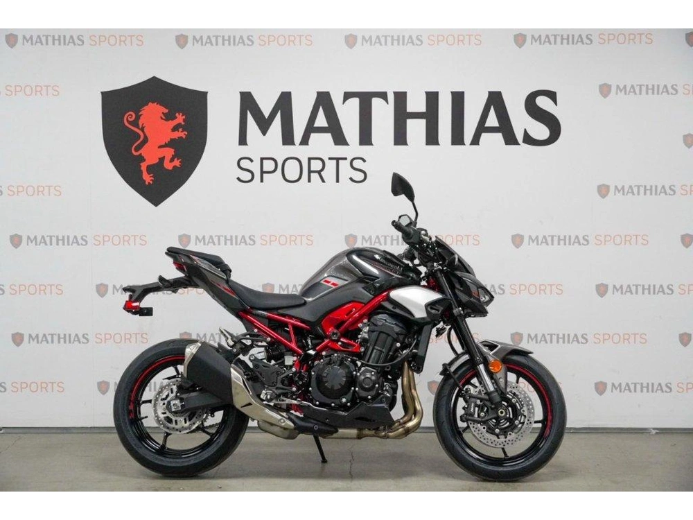Kawasaki Z900 2025 alt